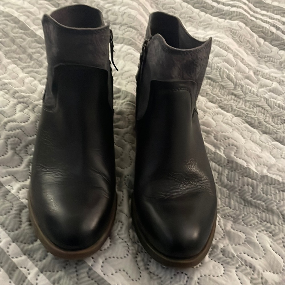 Comfortiva Corry Black Gray‎ Ankle Boots Booties Side Zip Women Size 8M (B11)